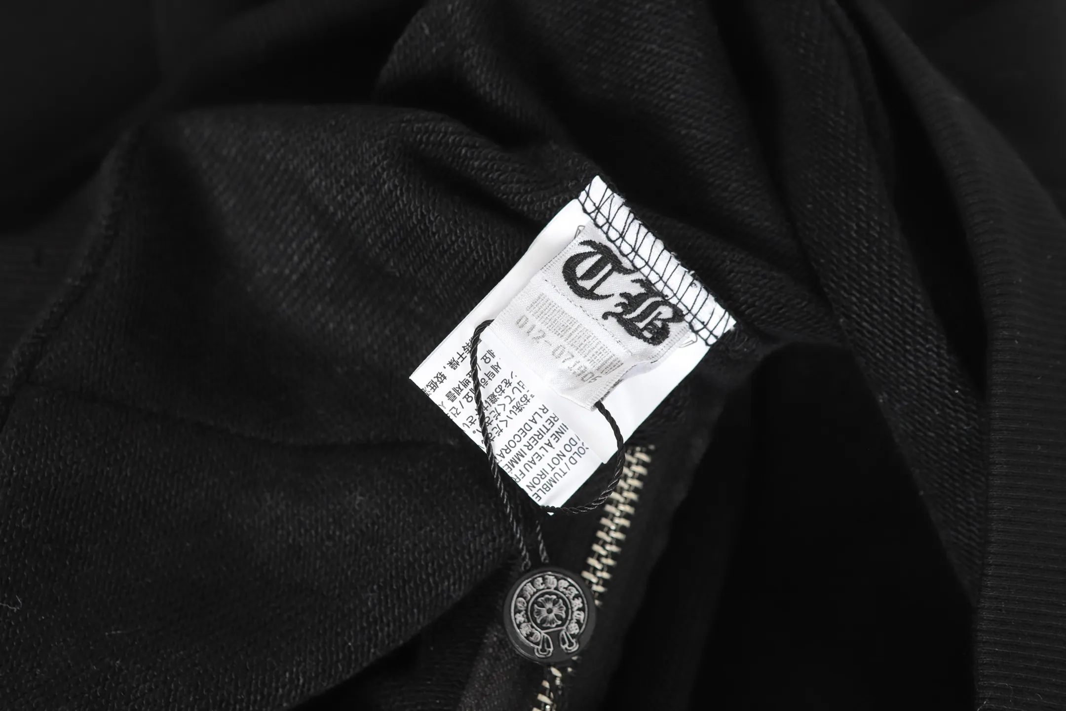 Q32—P230 -Chrome Hearts/Chrome Hearts printed zipper sweatshirt cardigan jacket -420 grams of high-density, high-quality wool, soft, delicate and skin-friendly, soft and silky to the touch, warm and skin-friendly -The hardware and zipper accessories are all customized and full of details -Colour: black -Size: S M L XL